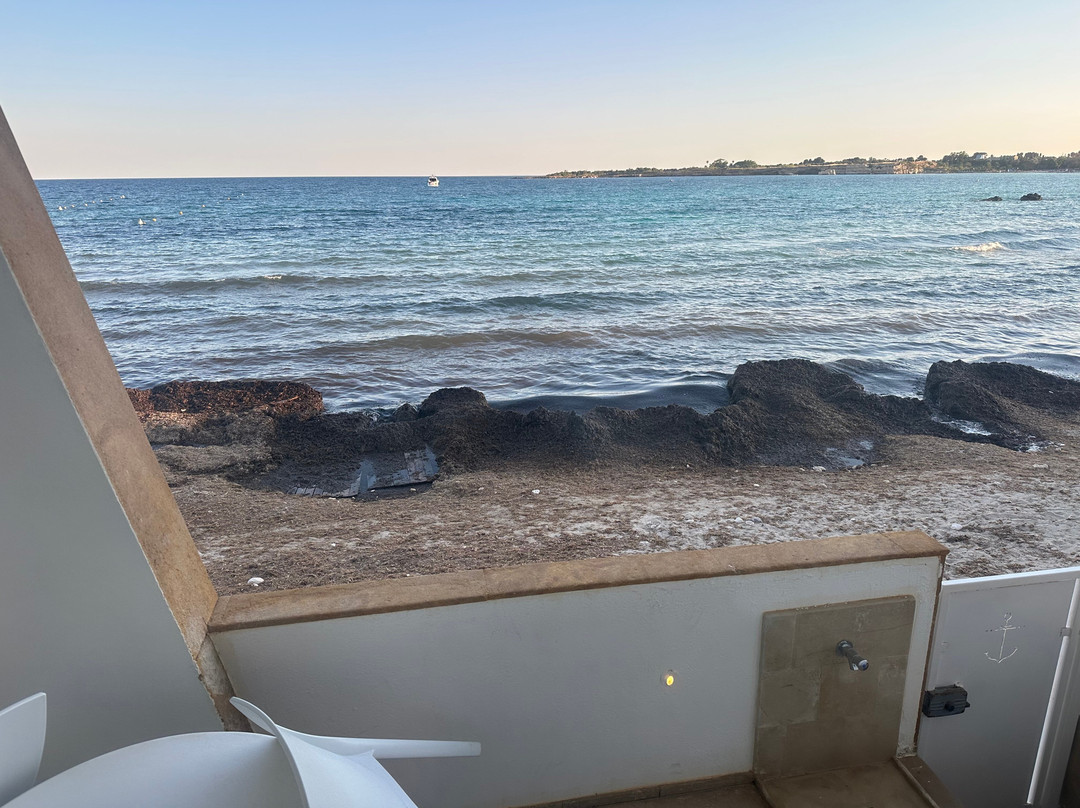 白色海湾酒店主图