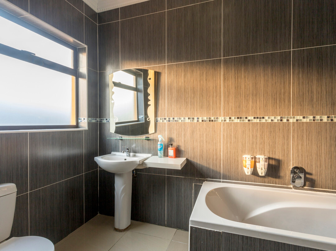 Ezulwini Guest House - Queen Room with Balcony for 2 Guests in Ballito