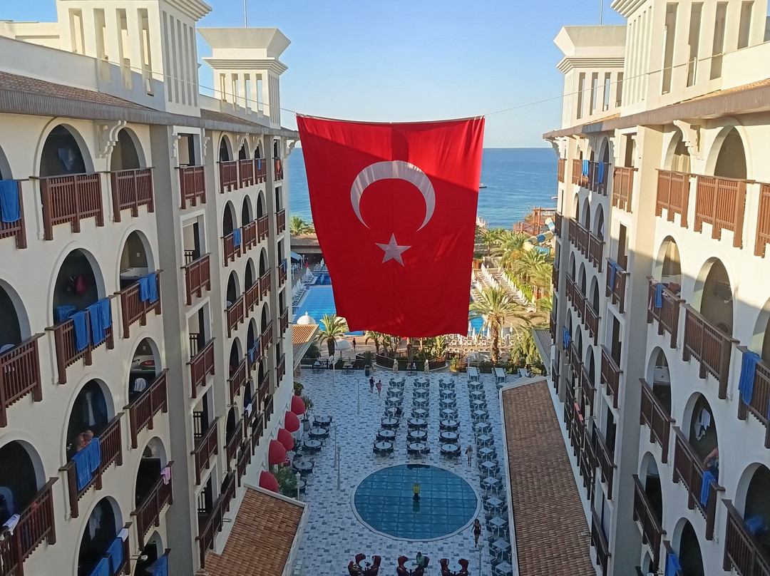 Quattro Beach Spa & Resort Hotel主图