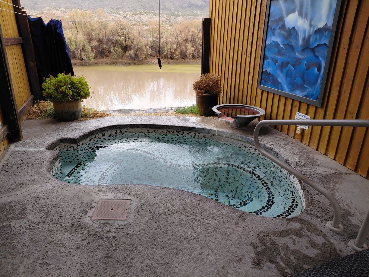 Riverbend Hot Springs-旅行者