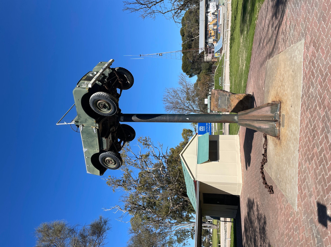 Landrover On A Pole-Keith必去景点