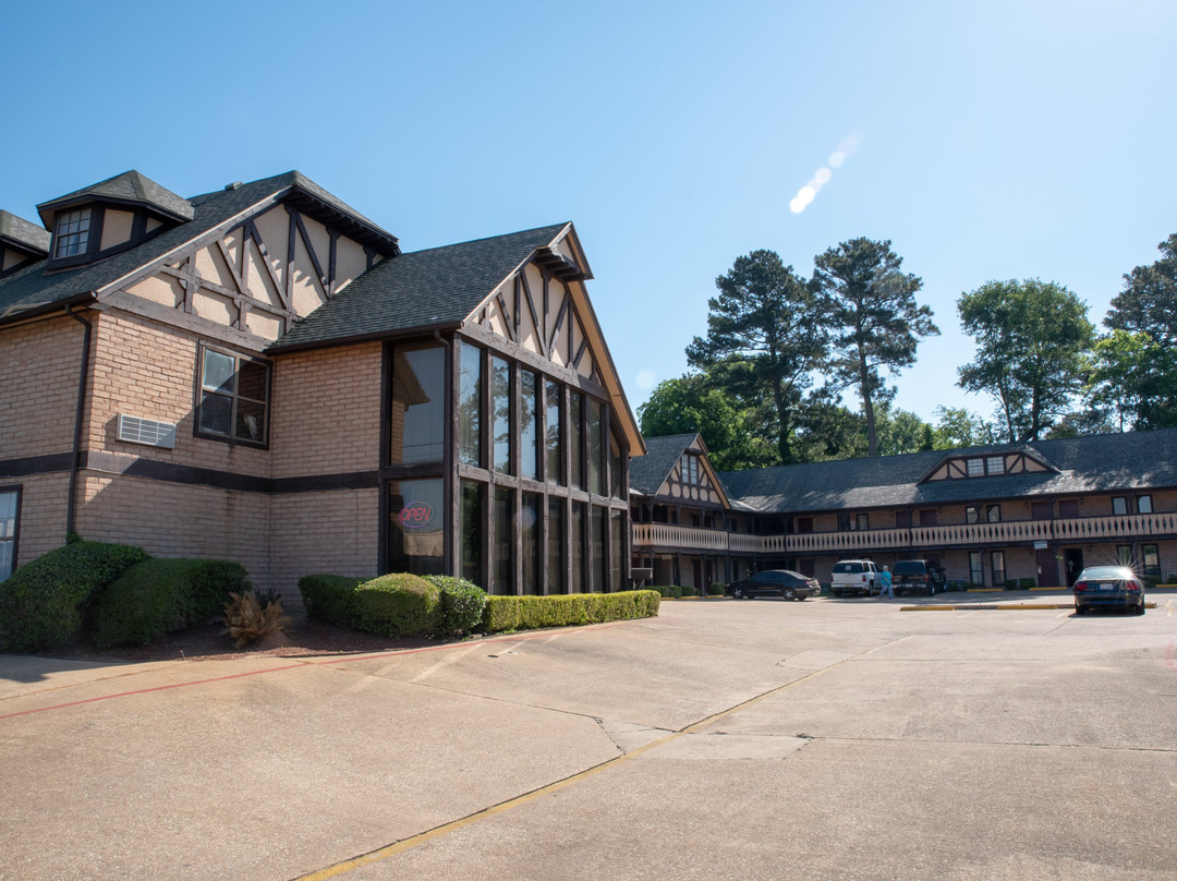 Victorian Inn & Suites