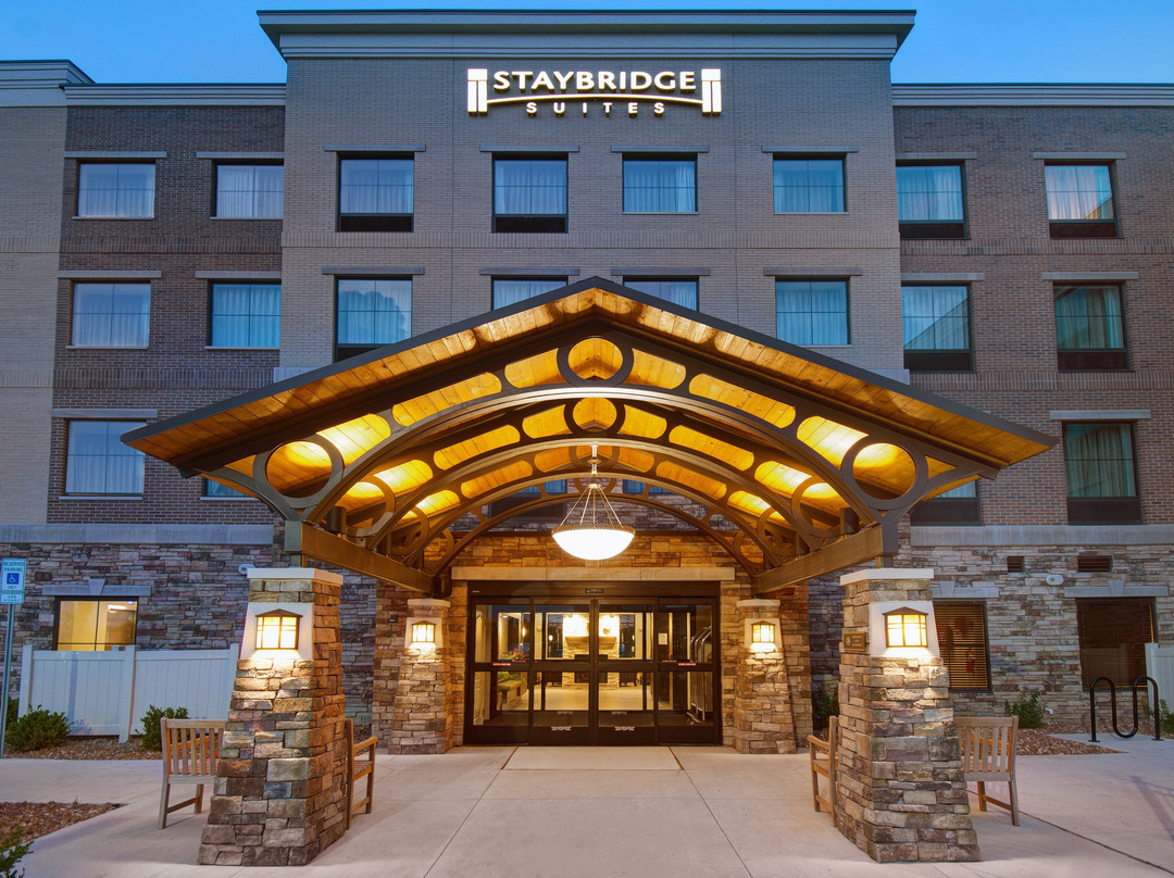 底特律地区斯特灵海茨Staybridge Suites主图