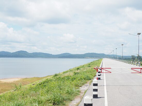 Naruebodindrachinta Reservoir景点图片