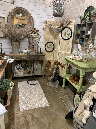 Out of the Cedar Chest Antiques & Interiors-卡明必去景点