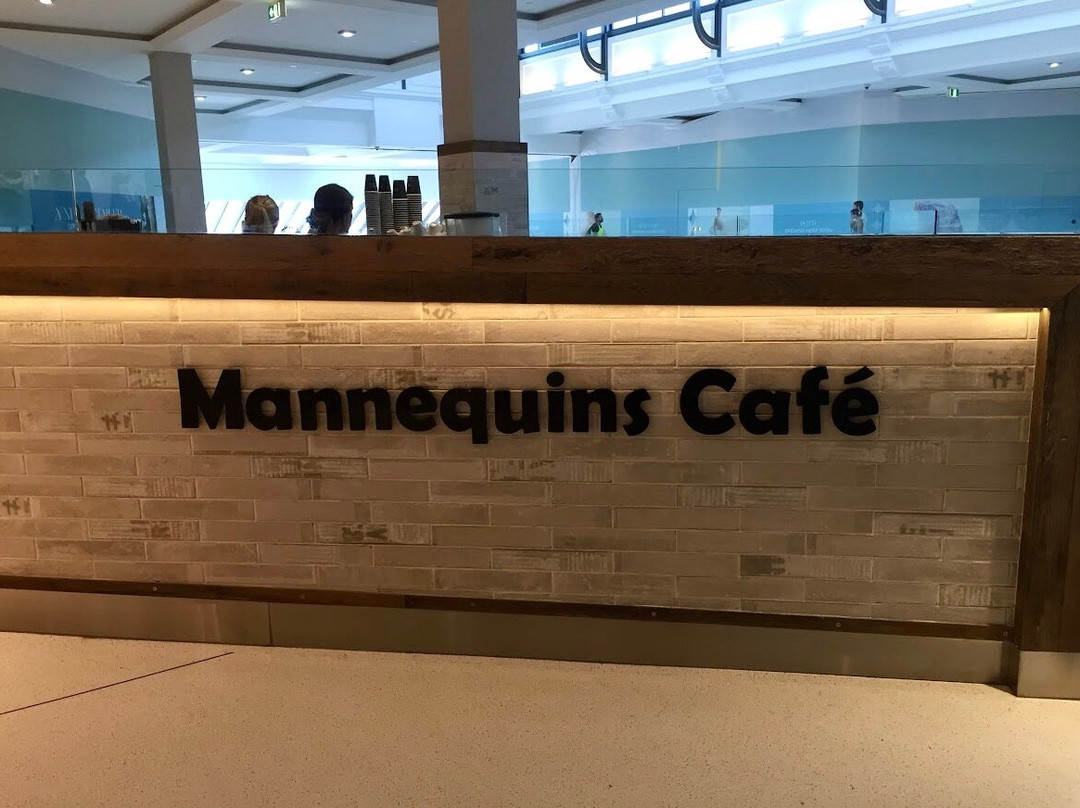 Mannequin Cafe
