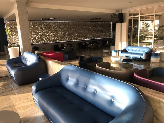 阿德耶鲁拜海岸酒店主图