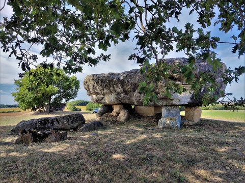 Dolmens Des Pérottes À Fontenille