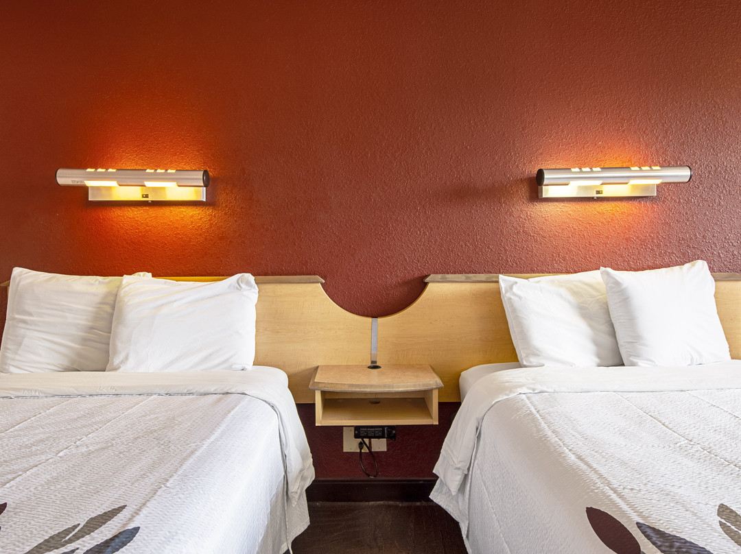 Red Roof Inn Erie – I-90主图