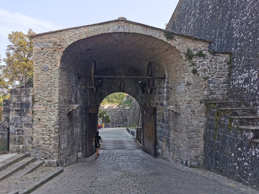 Portal de Francia景点图片