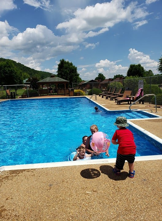 Smoke Hole Caverns & Log Cabin Resort主图