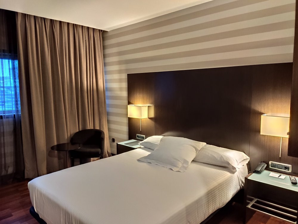 泽尼特潘普洛纳酒店主图