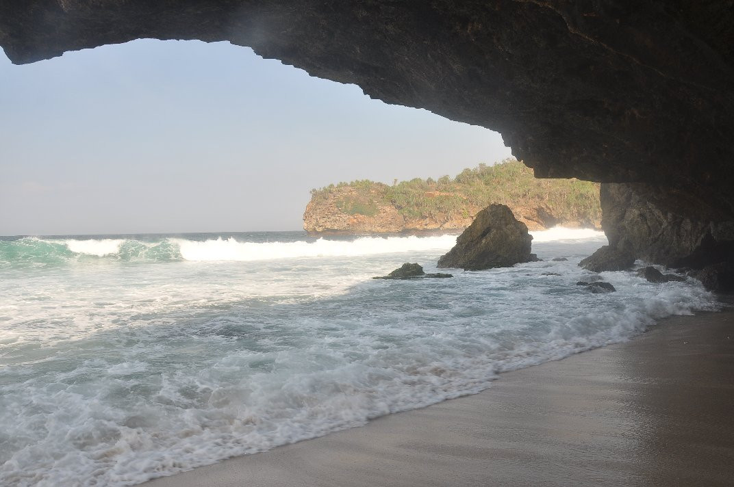 Pantai Srau景点图片