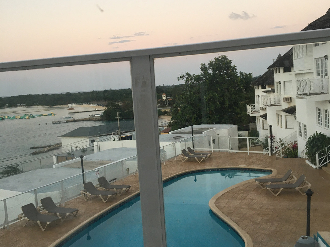 Luxe Beach Resort主图