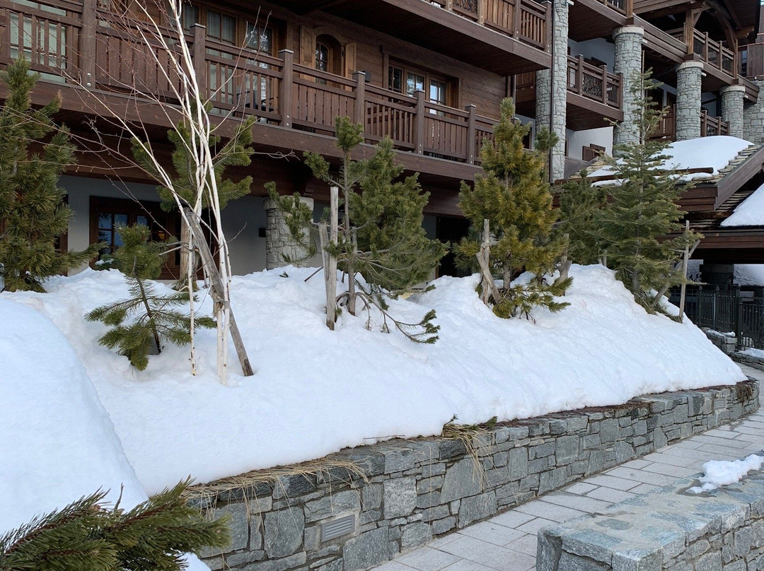 高雪维尔雪峰酒店主图