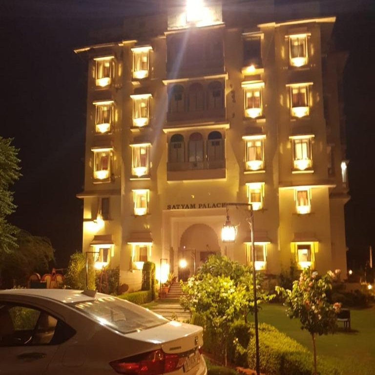 萨蒂扬宫酒店主图