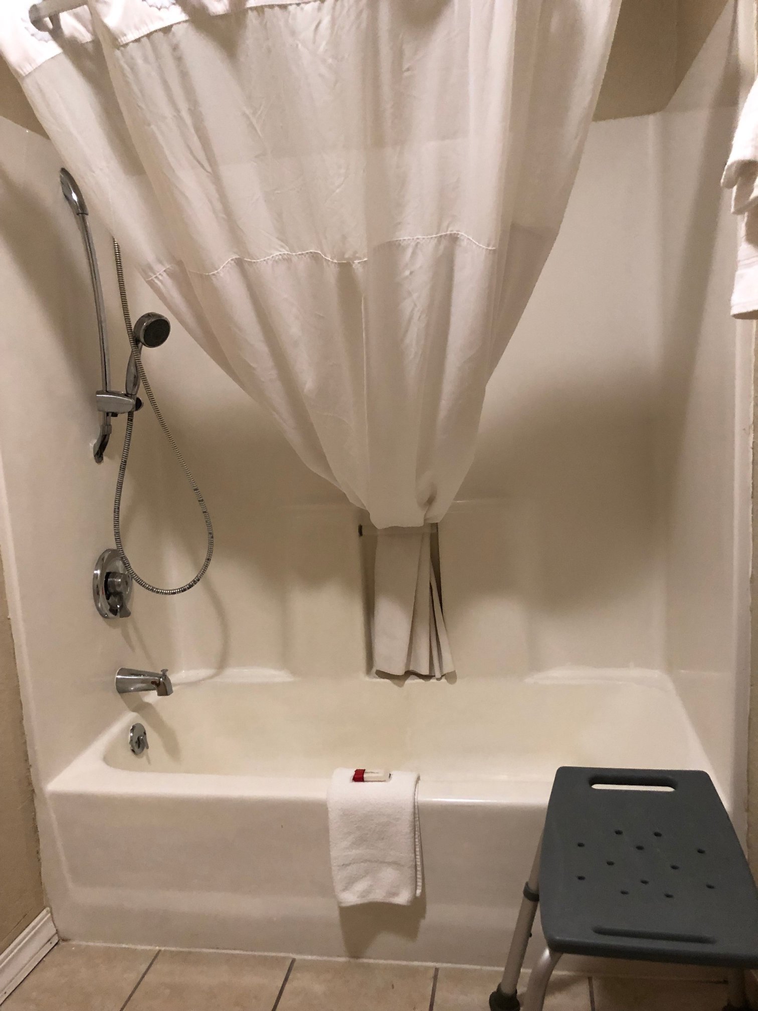 Days Inn by Wyndham Salina I-70-浴室