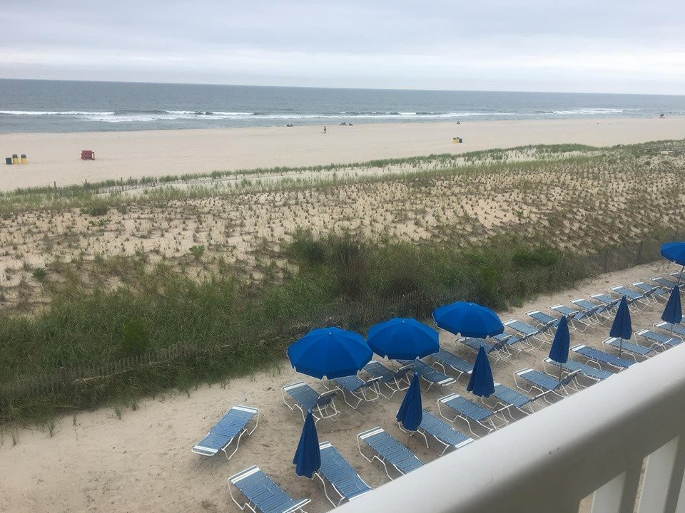 Drifting Sands Oceanfront Hotel主图