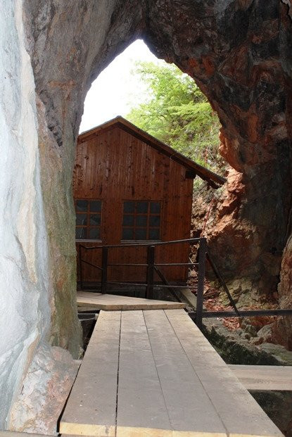 Tito`s Cave景点图片