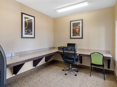 雪松山邓肯维尔舒适套房酒店主图