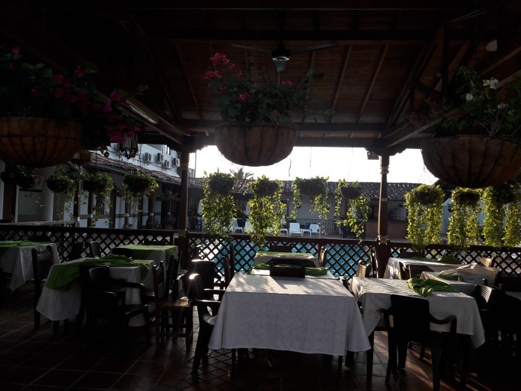 Hotel Caseron Plaza主图