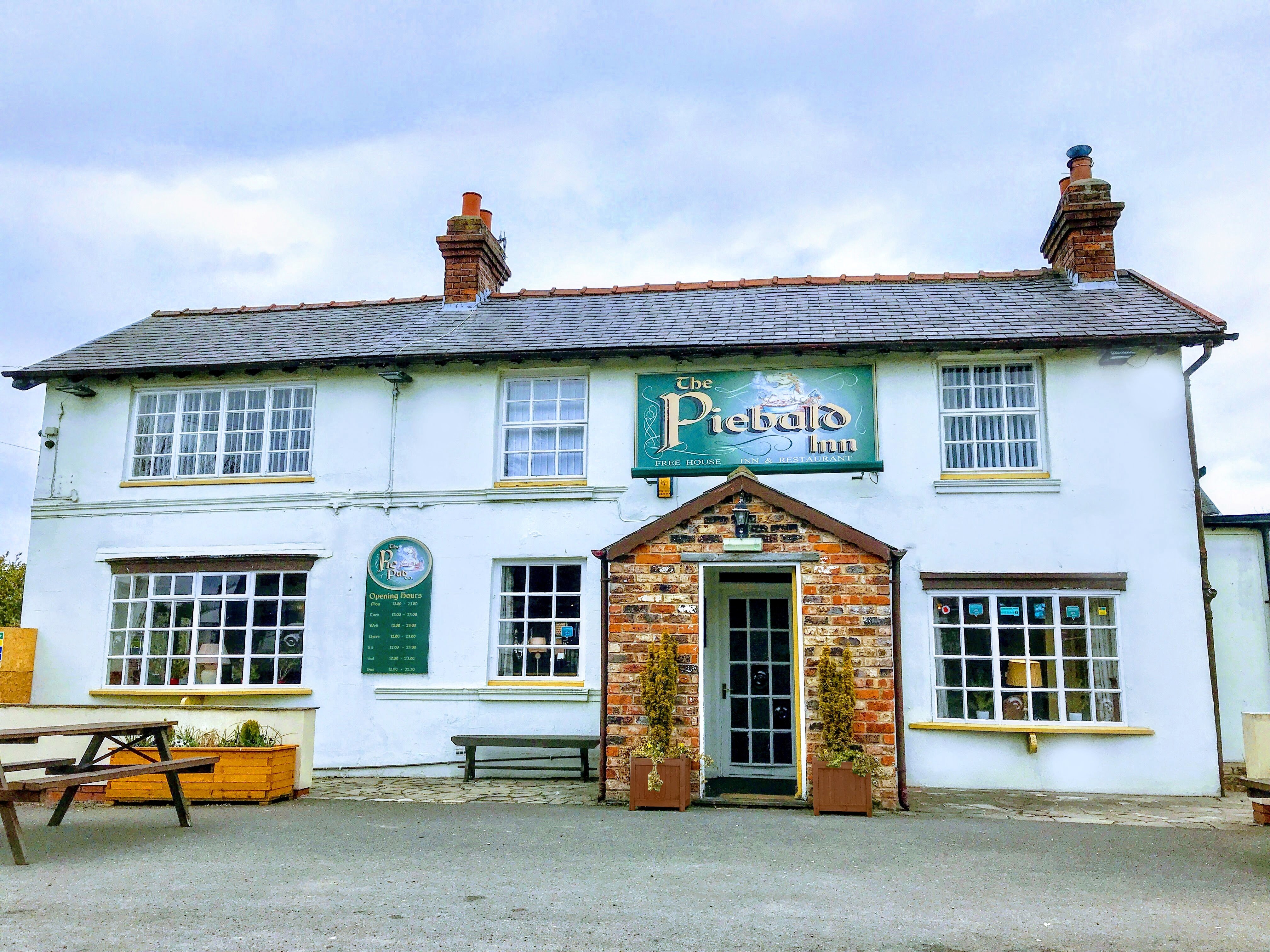 The Piebald Inn-官方