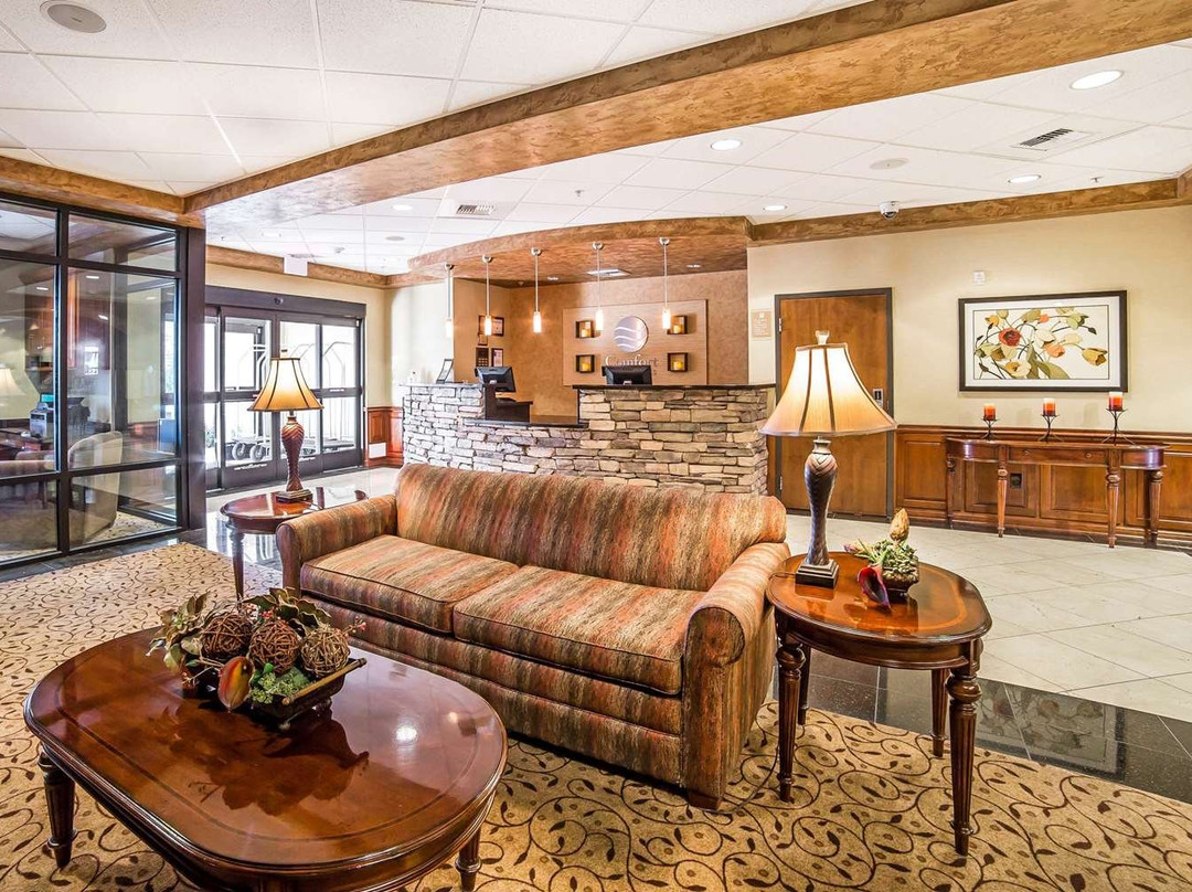 亨德森凯富套房酒店主图