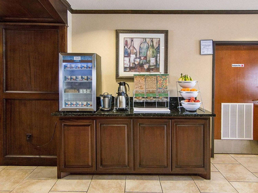 汤博尔康福特套房酒店主图