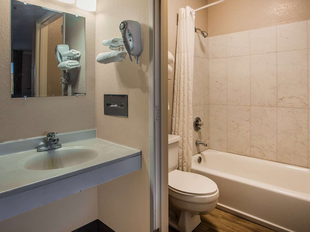 瓦卡维尔速8酒店主图