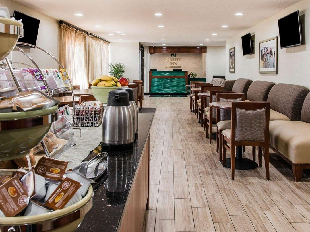 Quality Inn & Suites Warren - Detroit主图