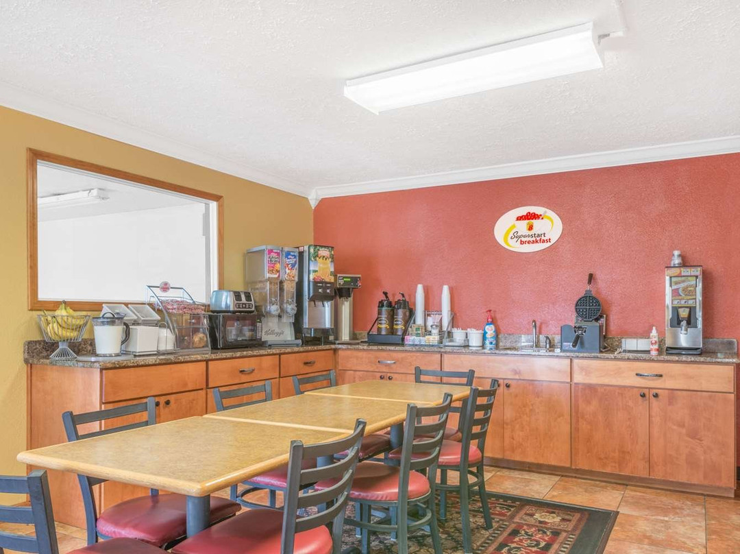 Super 8 by Wyndham Vincennes主图