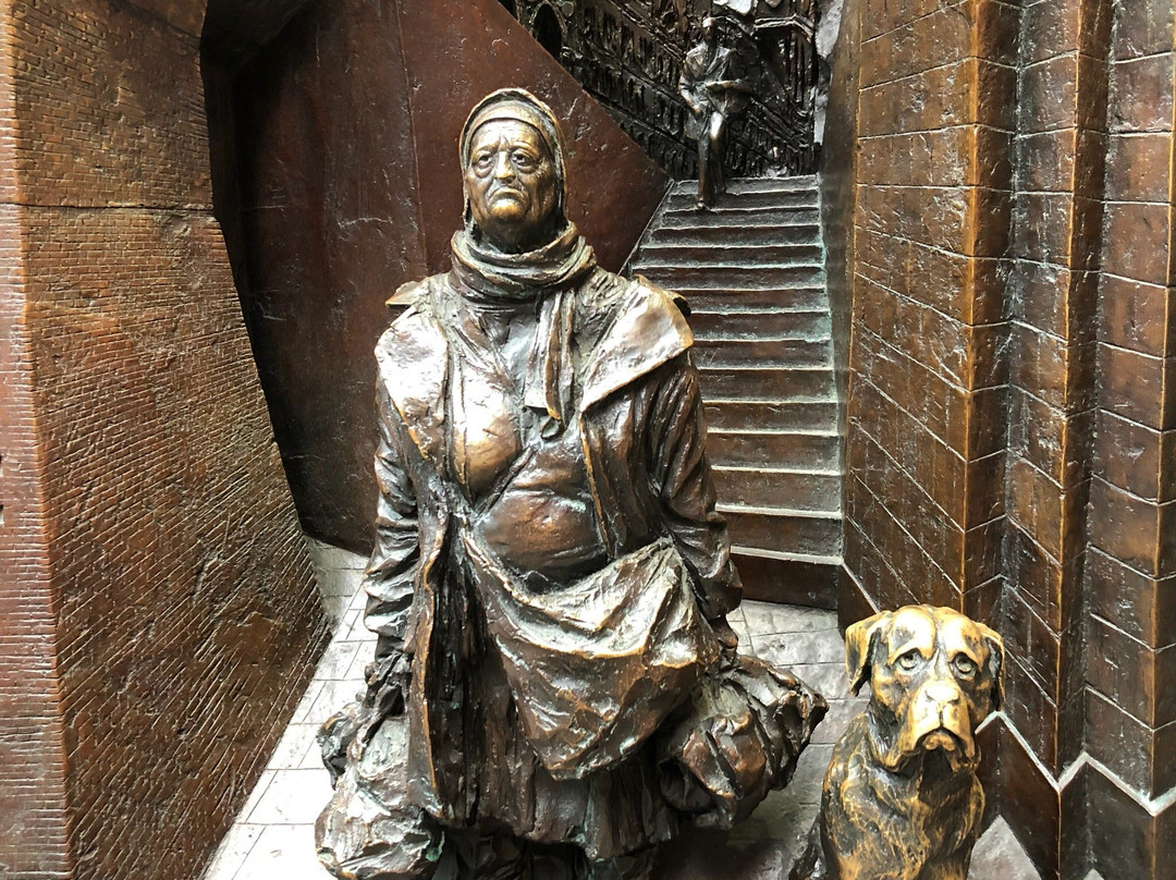 The Meeting Place Statue, St. Pancras Station景点图片