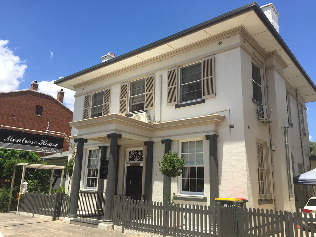 Montrose House on Riverbank