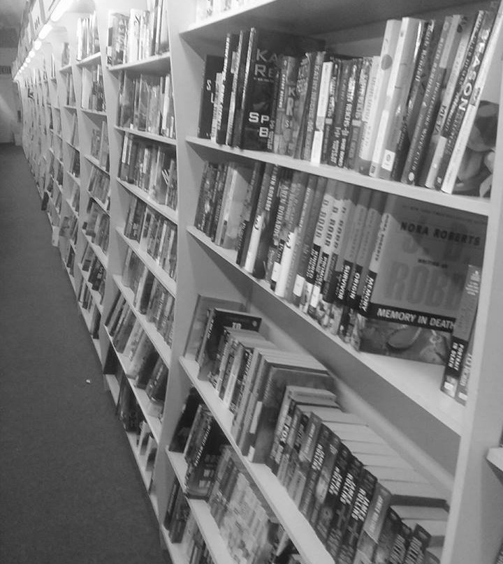 Book and CD Hut景点图片