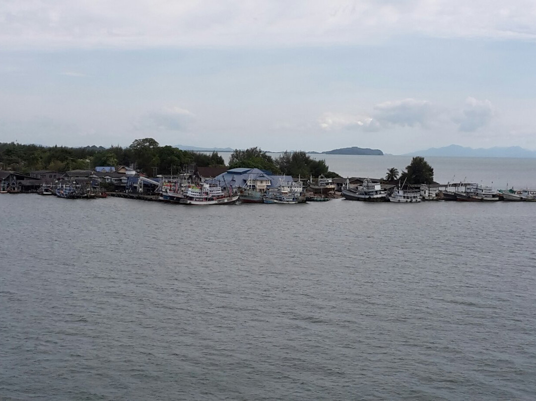Taksin Maharat Bridge (Laem Singha Bridge)-他迈必去景点