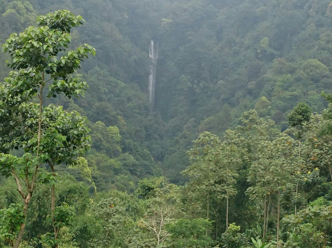 Glotak Waterfall景点图片