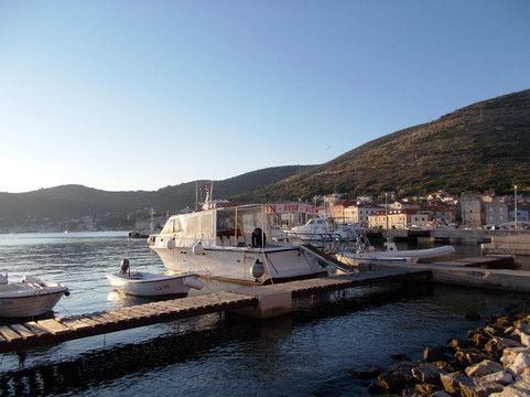 Bejbi bar Vis-维斯必去景点