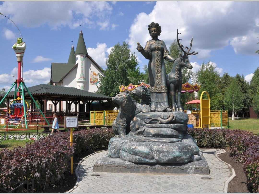 Sculpture The Mistress of the Copper Mountain景点图片