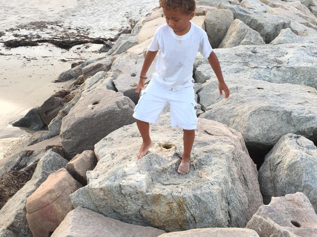 Hole-in-the-Wall Beach-East Lyme必去景点