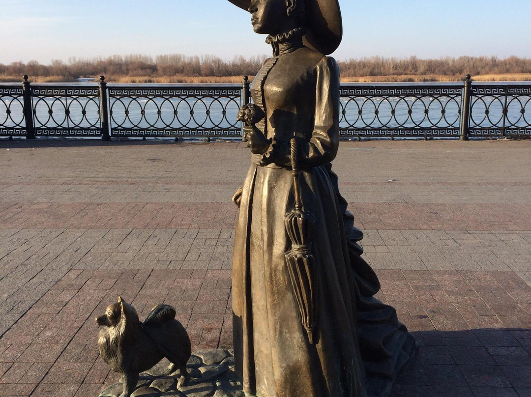 Sculpture Lady with the Dog-阿斯特拉罕必去景点