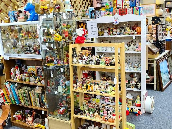 Antiques at Gresham Lake景点图片