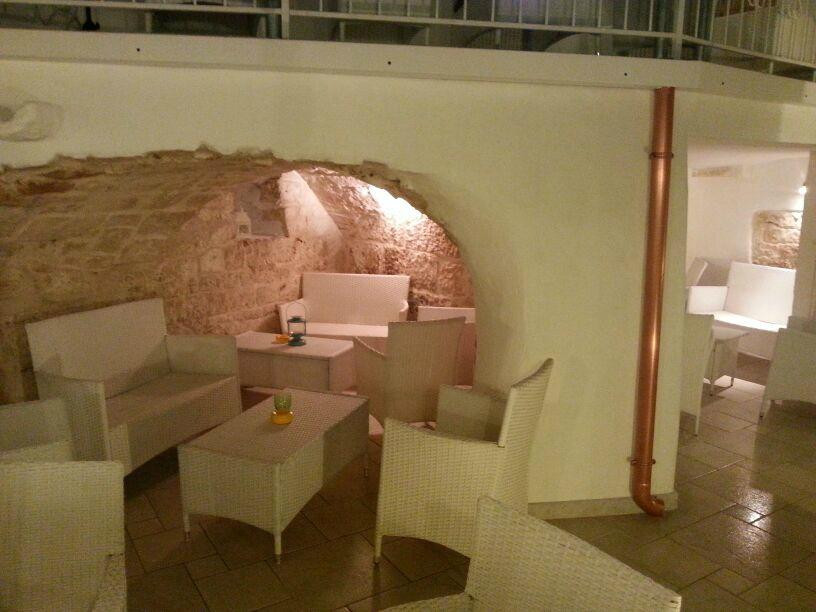 Chapeau Lounge Bar-奥斯图尼必去景点