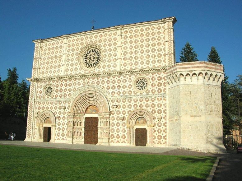 Basilica di Santa Maria di Collemaggio e Porta Santa-拉奎拉必去景点
