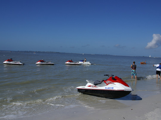 Holiday Water Sports-迈尔斯堡海滩必去景点