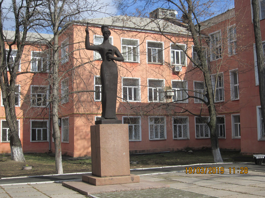 Konstantinovka旅游景点-Monument to Medical Professionals who Died in the Years of the Great Patriotic War
