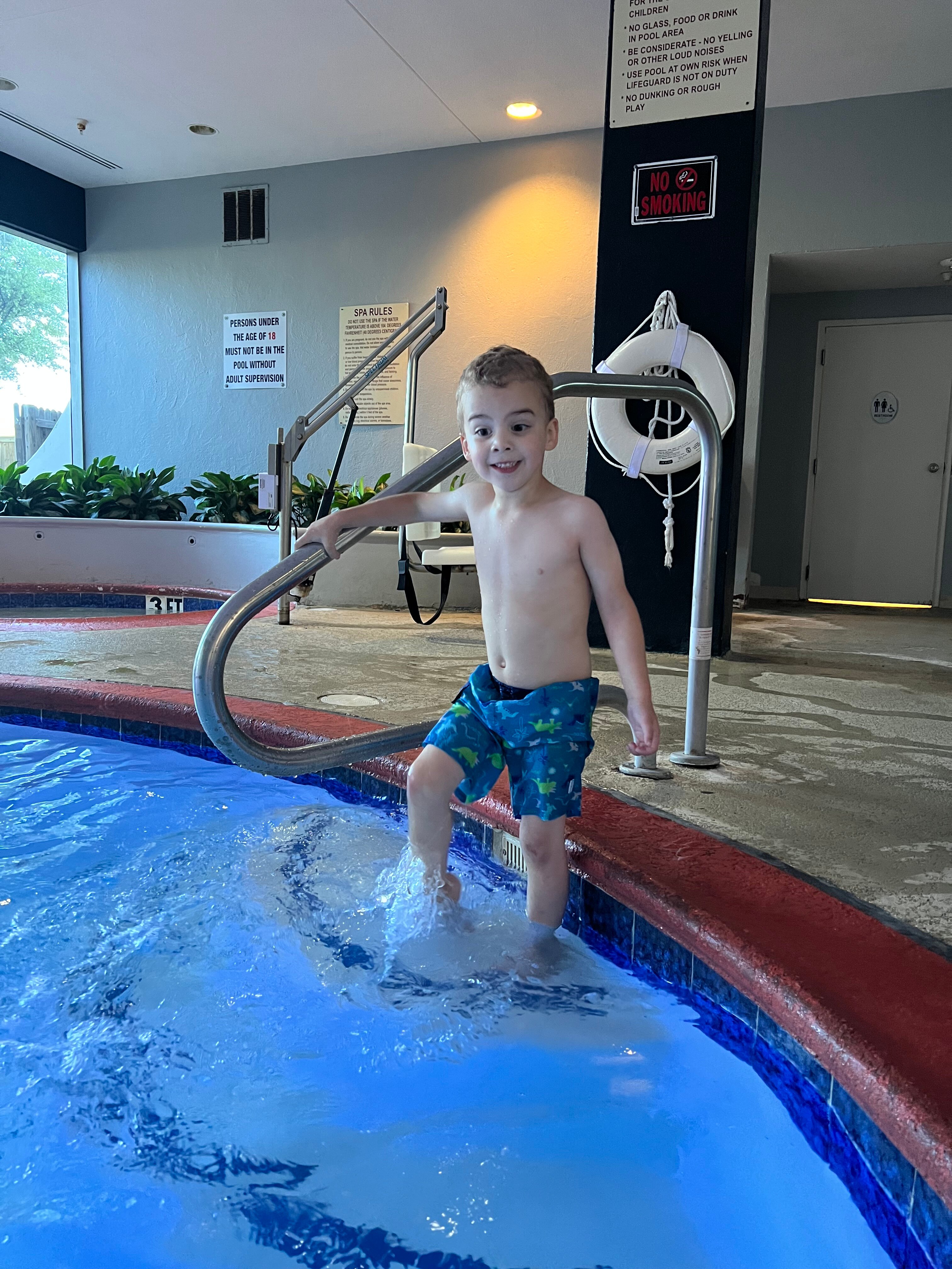 Crowne Plaza Suites Arlington By IHG-泳池