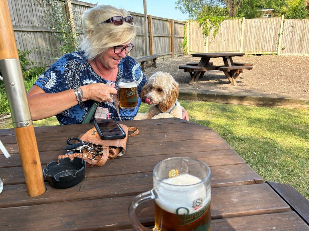 The Woolpack Hotel主图