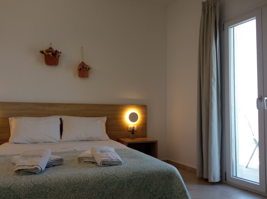 Socrates Apartments主图