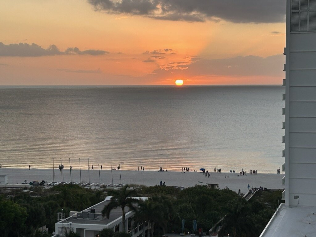 水晶海岸万豪酒店主图