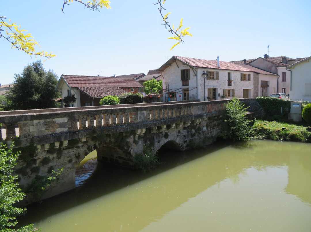 Bridge across the River Dropt景点图片